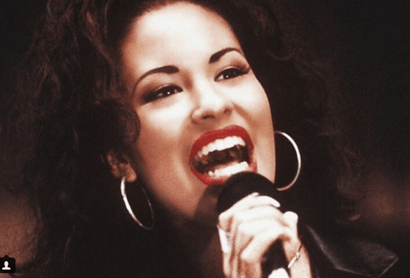 30. Chris Pérez, su marido, señaló que un día antes de su asesinato, Selena se había reunido con su madre para comer y ahí le confesó que estaba preparada para formar una familia.