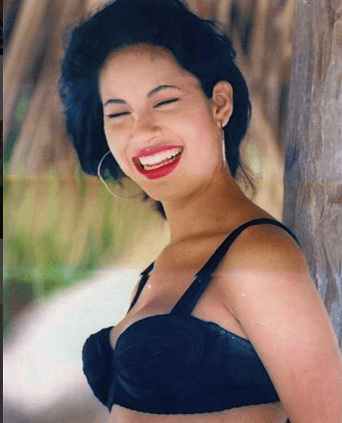 Ya sea con esta melena corta que se le ve súper hot.