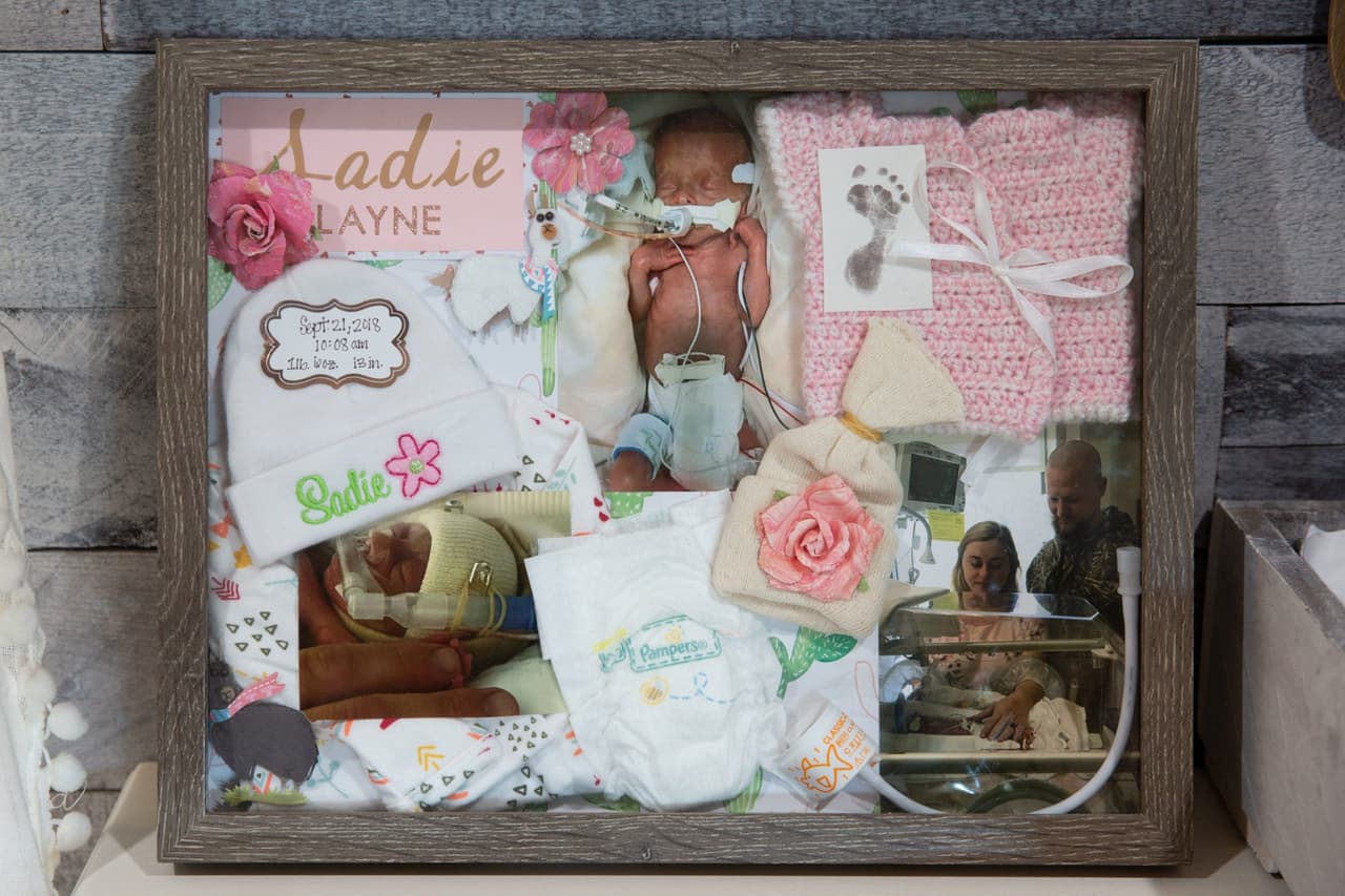 Bard hizo un collage de los traumáticos primeros días de su hija. Sadie nació tres meses antes de tiempo y pasó 105 días en la unidad de cuidados intensivos neonatales.
<br>