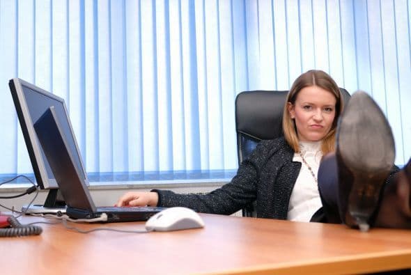 Peligros que debes evitar: La llamada procrastinación, o sea, posponer para “mañana” las decisiones relevantes, seguir dejando de un día para otro la limpieza de los armarios, cuidado de la casa, arreglos y orden en tus papeles y archivos. La pereza. Por: Profesor Zellagro