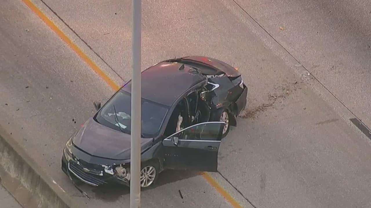 Un tercer vehículo, un Chevrolet Malibu gris, también resultó involucrado en el choque y le pegó al muro de contención.