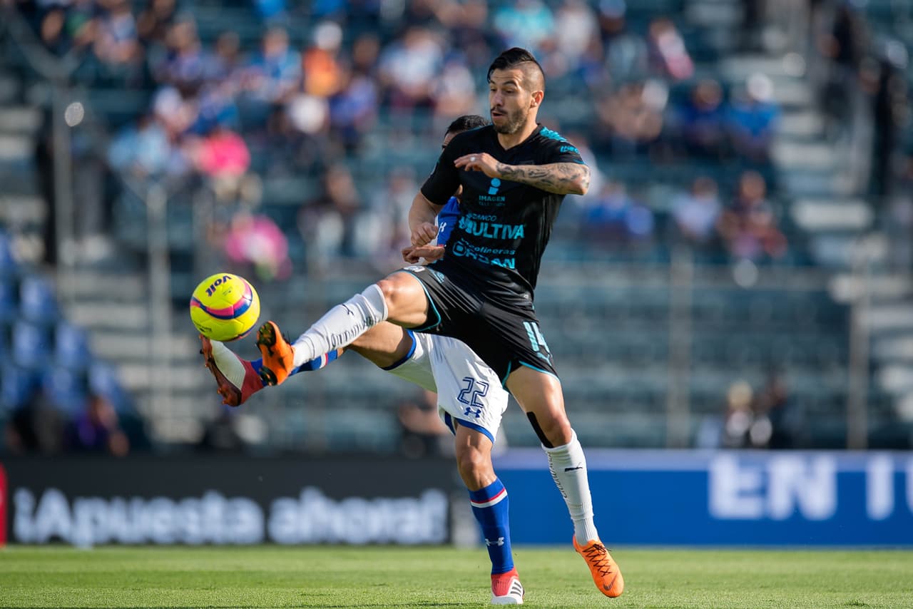 Querétaro lució confiado y para la segunda parte buscó aprovechar los espacios de Cruz Azul en la defensa.