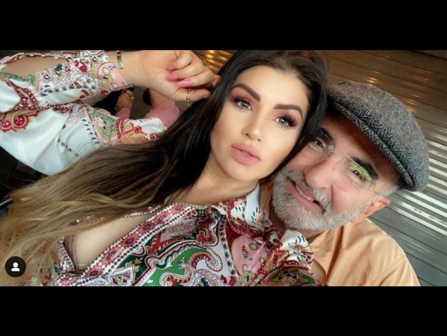 La jalisciense ha sido objeto de críticas no solo por la diferencia de edad, sino también porque la acusan de andar con él por dinero y para que la mantengan, es decir, que el primogénito de 'El Charro de Huentitán' es su 'sugar daddy'.
<br>