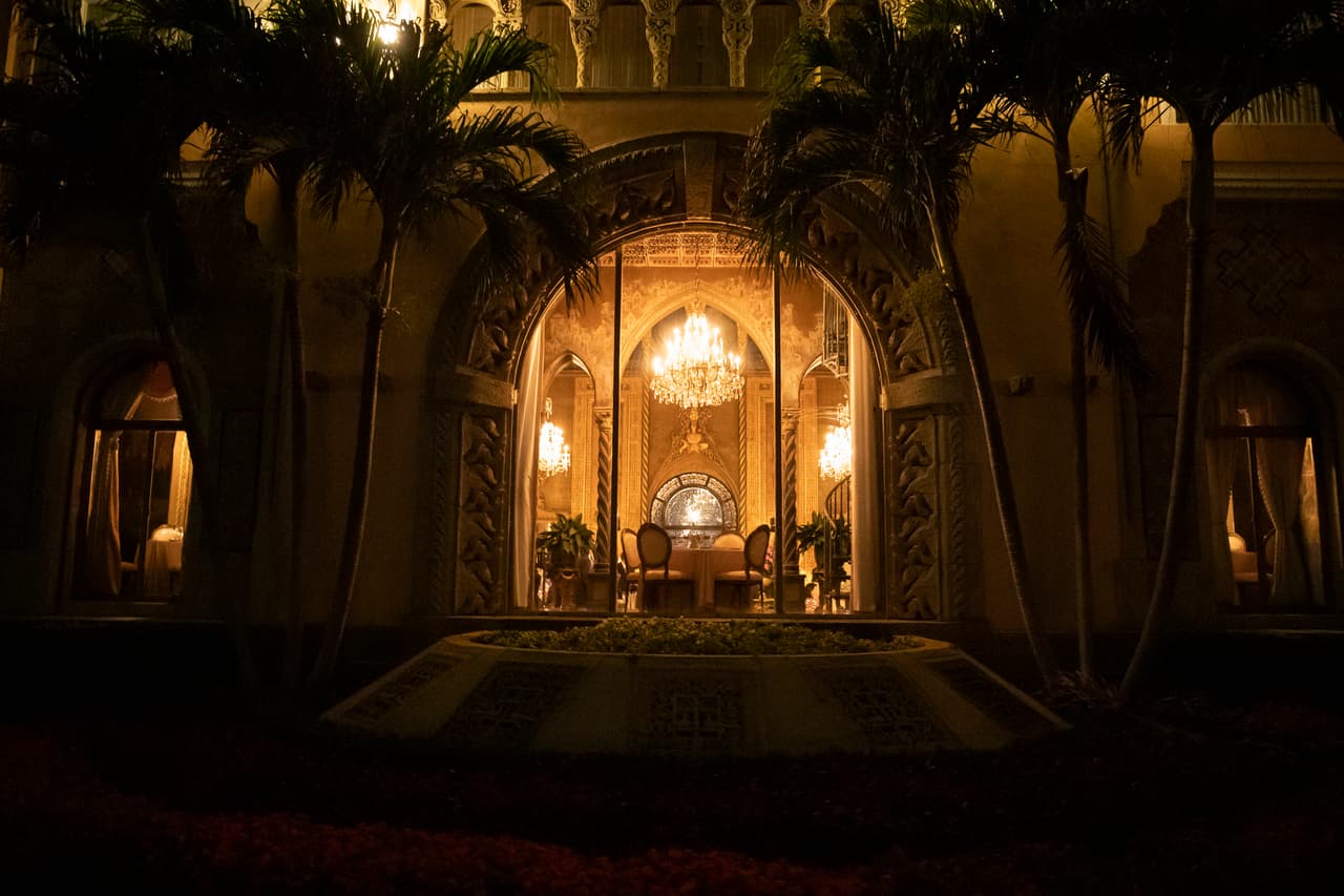 Ventanas del Club Mar a Lago son iluminadas mientras el presidente Trump cena.