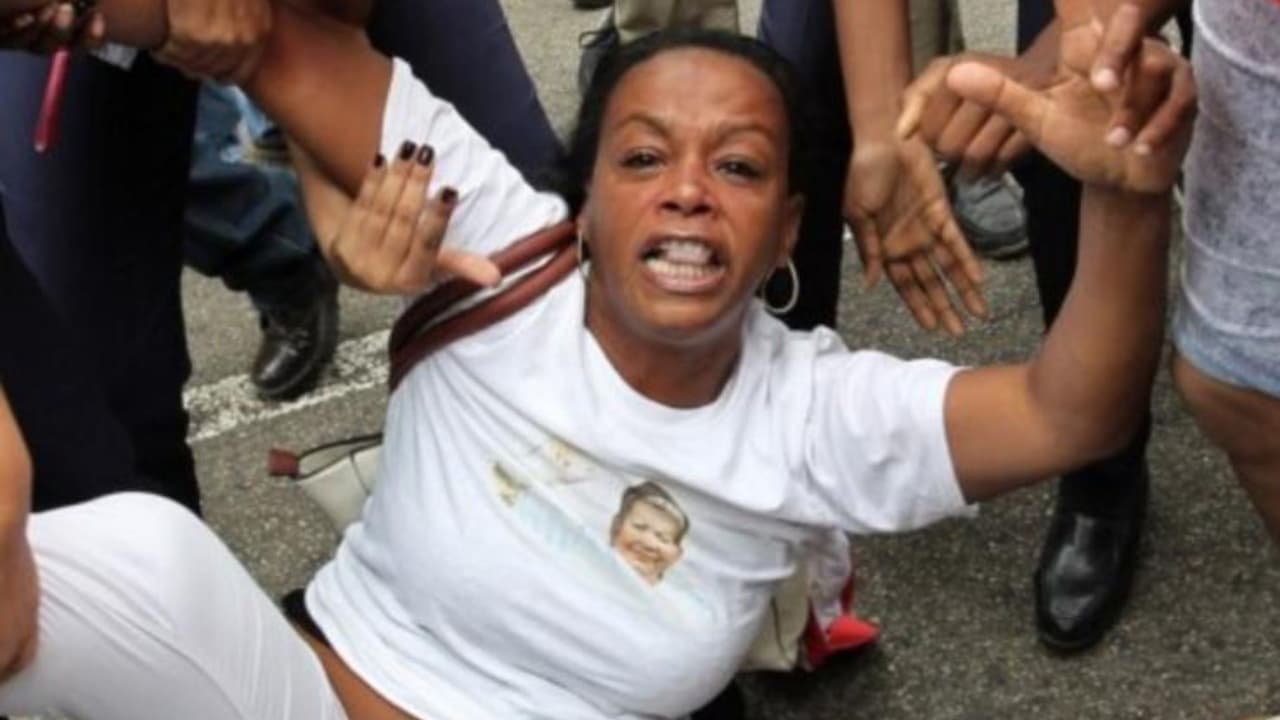 Yaquelín Boni cuenta que cada semana el régimen de los Castro solía detenerla sin ninguna razón los domingos y la liberaba los miércoles. La foto es del 10 de diciembre de 2015, cuando la activista junto a otras Damas de Blanco era detenida por oficiales de la seguridad del Estado mientras intentaba llegar a una avenida en el centro de La Habana para protestar contra la represión y las violaciones de derechos humanos.