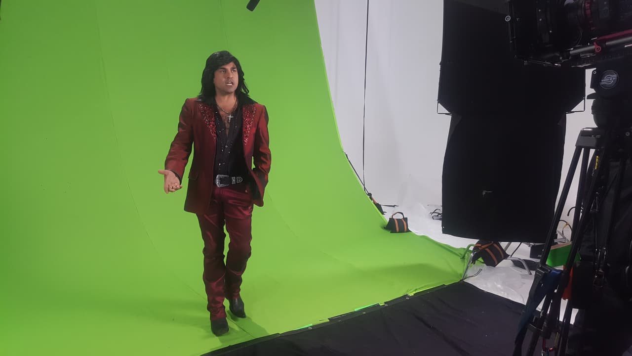 Con el buen gusto que lo caracteriza, Albertano portó un traje color vino, camisa y zapatos oscuros.