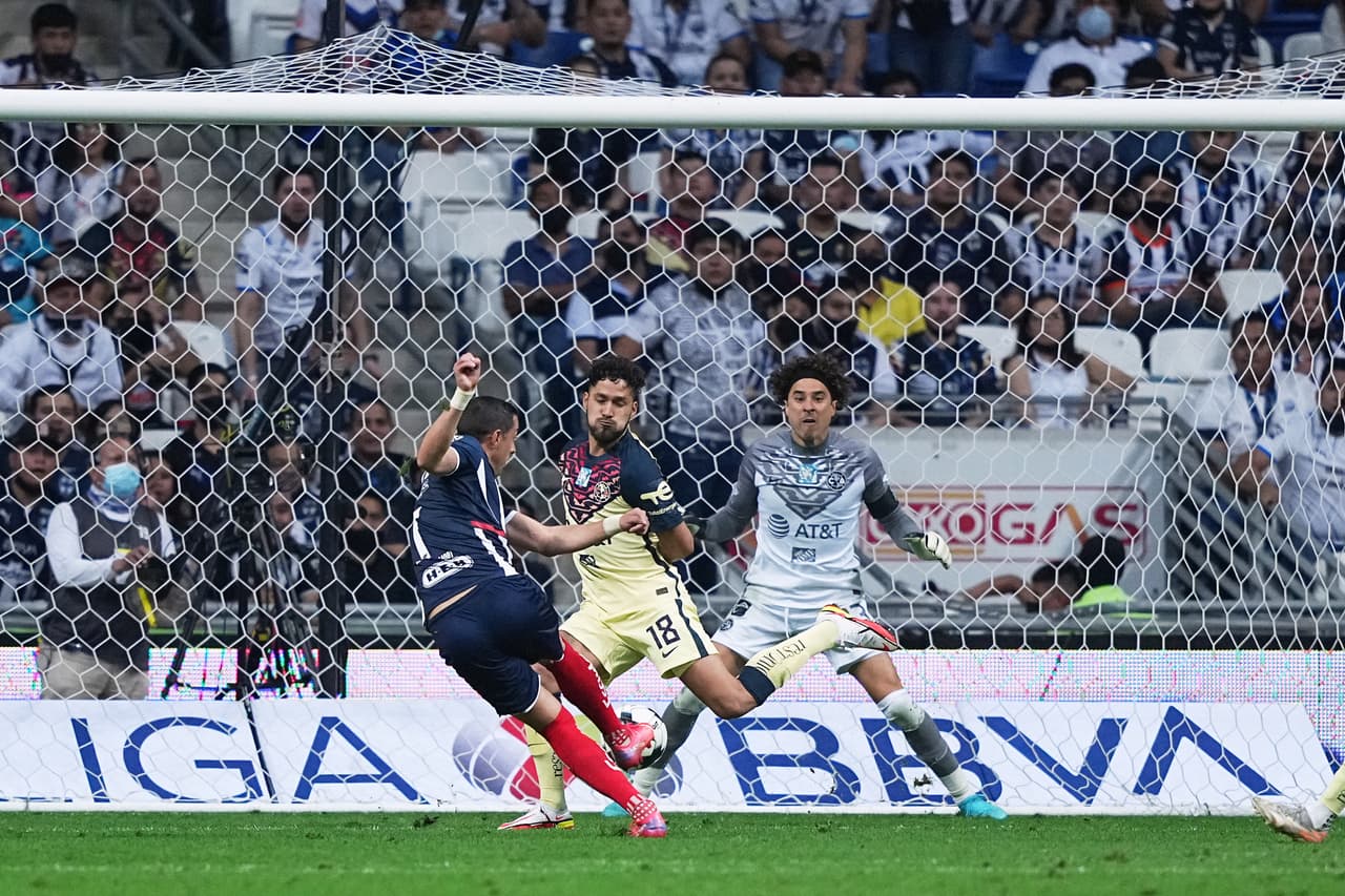 Apenas iniciada la segunda parte, Funes Mori recobró su olfato goleador y clavó de volea el 2-1 definitivo que dejó al América en el fondo de la tabla y que impulsó a Rayados al décimo lugar.