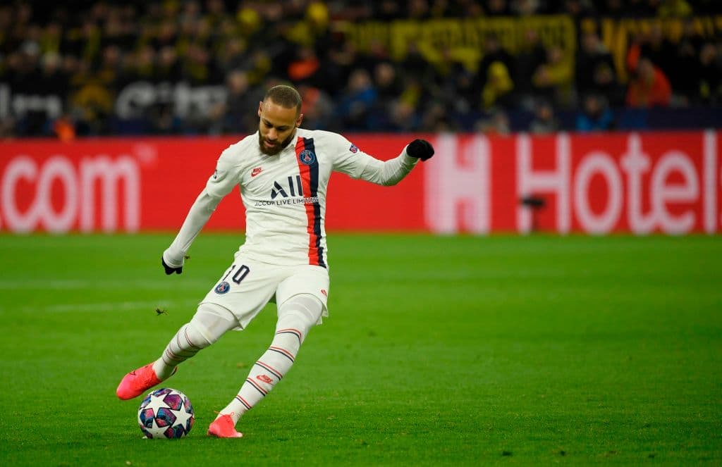 Neymar cobra un tiro libre muy peligroso que se queda a centímetros de poner el 0-1.