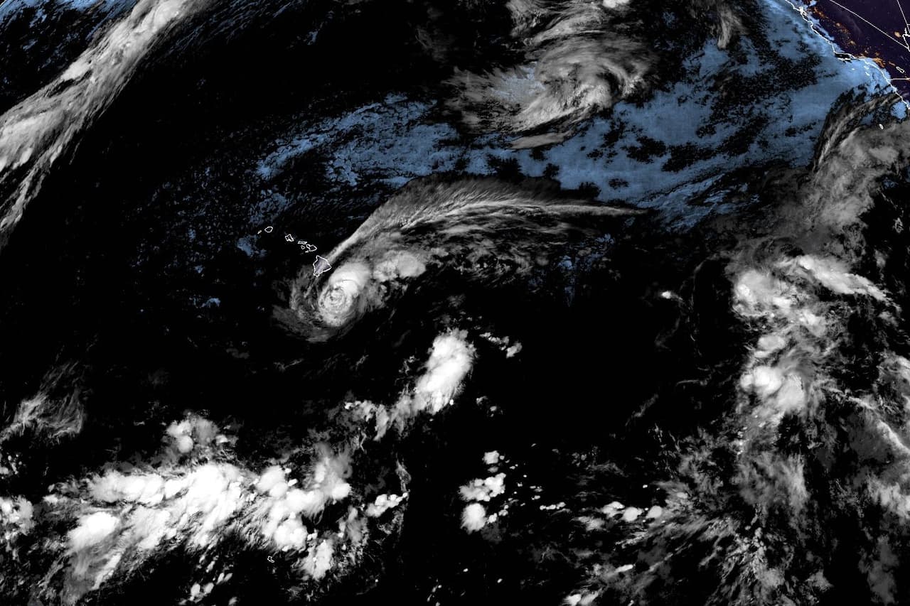Lala se fortalece a huracán categoría 1 y azota Isla Grande de Hawái con fuertes vientos y lluvias