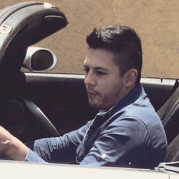 En esa ocasión el BMW Z4 fue el modelo favorito del intérprete de regional mexicano, ya que mostró varias fotografías en sus redes sociales a bordo este auto. Presuntamente 
<b>en ese coche fue detenido</b> tiempo después el yerno de 'El ojos' cuando trasladaba un cargamento de dorgas.