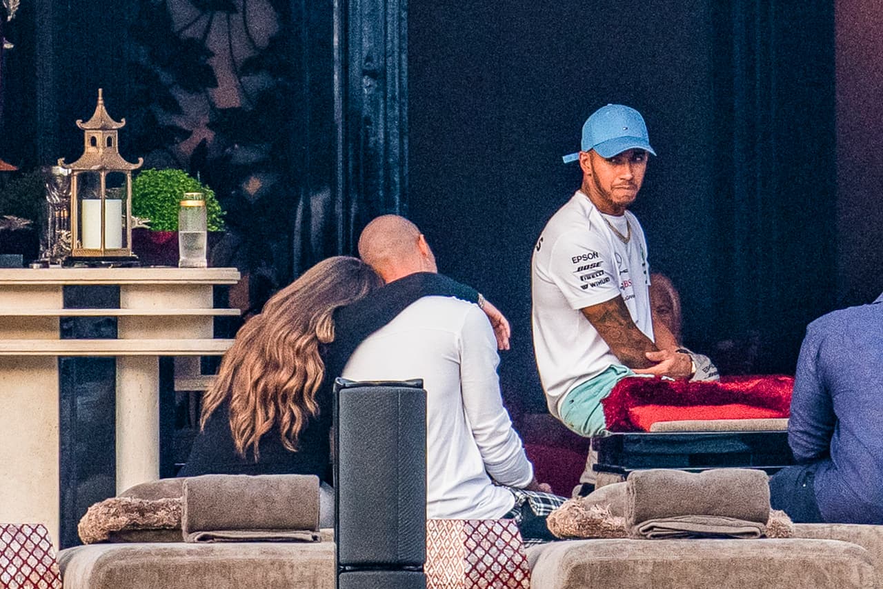 Como si no fuera suficiente, al grupo se le unió el conductor y líder de 
<b><a href="https://www.univision.com/deportes/formula-1">Fórmula 1</a> Lewis Hamilton</b>, de 33 años, que el domingo participará del Gran Prix en el circuito de Montecarlo, en Mónaco.