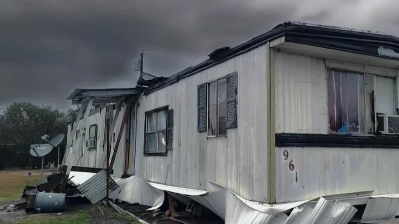 Los habitantes de un parque de casas móviles fueron los más afectados por el fenómeno natural, ya que sus hogares sufrieron serios daños en techos y paredes por la caída de algunos árboles. La Cruz Roja hizo presencia en la ciudad y ofreció ayuda a los damnificados.