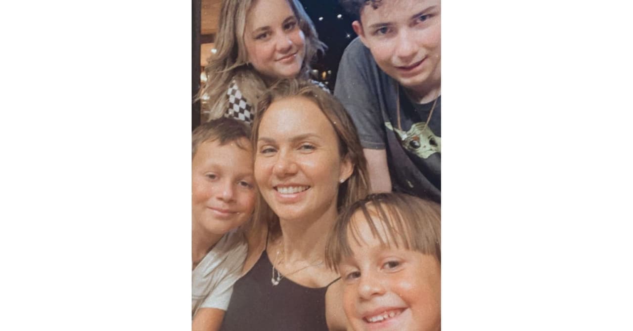 "Yo creo que 
<b>entre más se tarden los jóvenes en probar el alcohol</b>, creo que es algo más beneficial (sic)", opinó. 
<br>