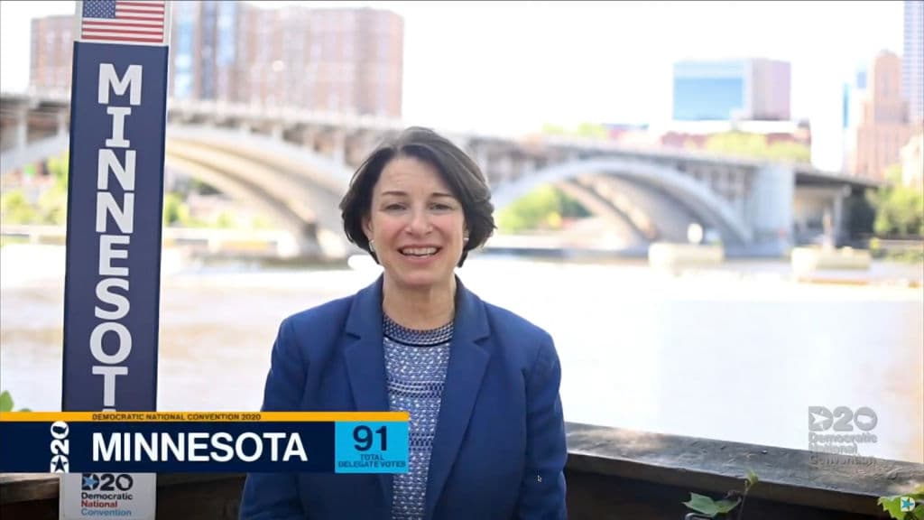 <b><a href="https://www.univision.com/temas/amy-klobuchar">Amy Klobuchar</a></b>, senadora por Minnesota, aparece como representante de su estado para respaldar a Joe Biden durante el proceso de votación para nominar al exvicepresidente. Klobuchar también compitió con Biden por la nominación demócrata.
