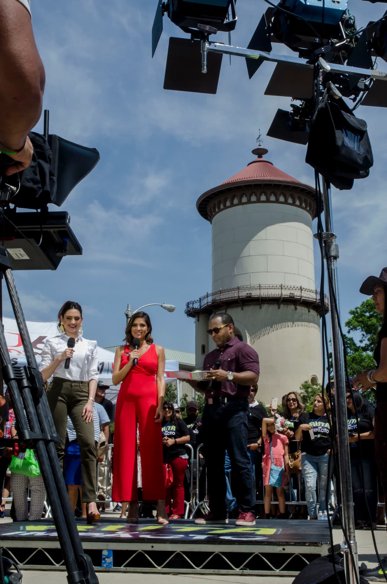Una bienvenida calurosa fue lo que recibió al equipo de Primer Impacto en Fresno. Tanto del clima como el cariño del público del Valle Central. Todos los presentes tuvieron la oportunidad de tomarse fotos y convivir con el equipo.