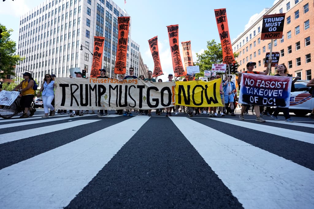 <b>Un motivo clave es la oposición a la toma de control federal de la policía de D</b>C, donde Trump colocó al Departamento de Policía Metropolitana bajo el 
<a href="https://www.univision.com/local/arizona-ktvw/el-gobierno-federal-podria-tomar-el-control-de-phoenix-como-lo-hizo-en-washington-dc-video">Departamento de Justicia</a>, nombrando a Terry Cole como comisionado interino. Críticos como la alcaldesa Muriel Bowser argumentan que esto excede la autoridad presidencial, erosionando la gobernanza local en una ciudad con historia de luchas por derechos civiles.
<br>