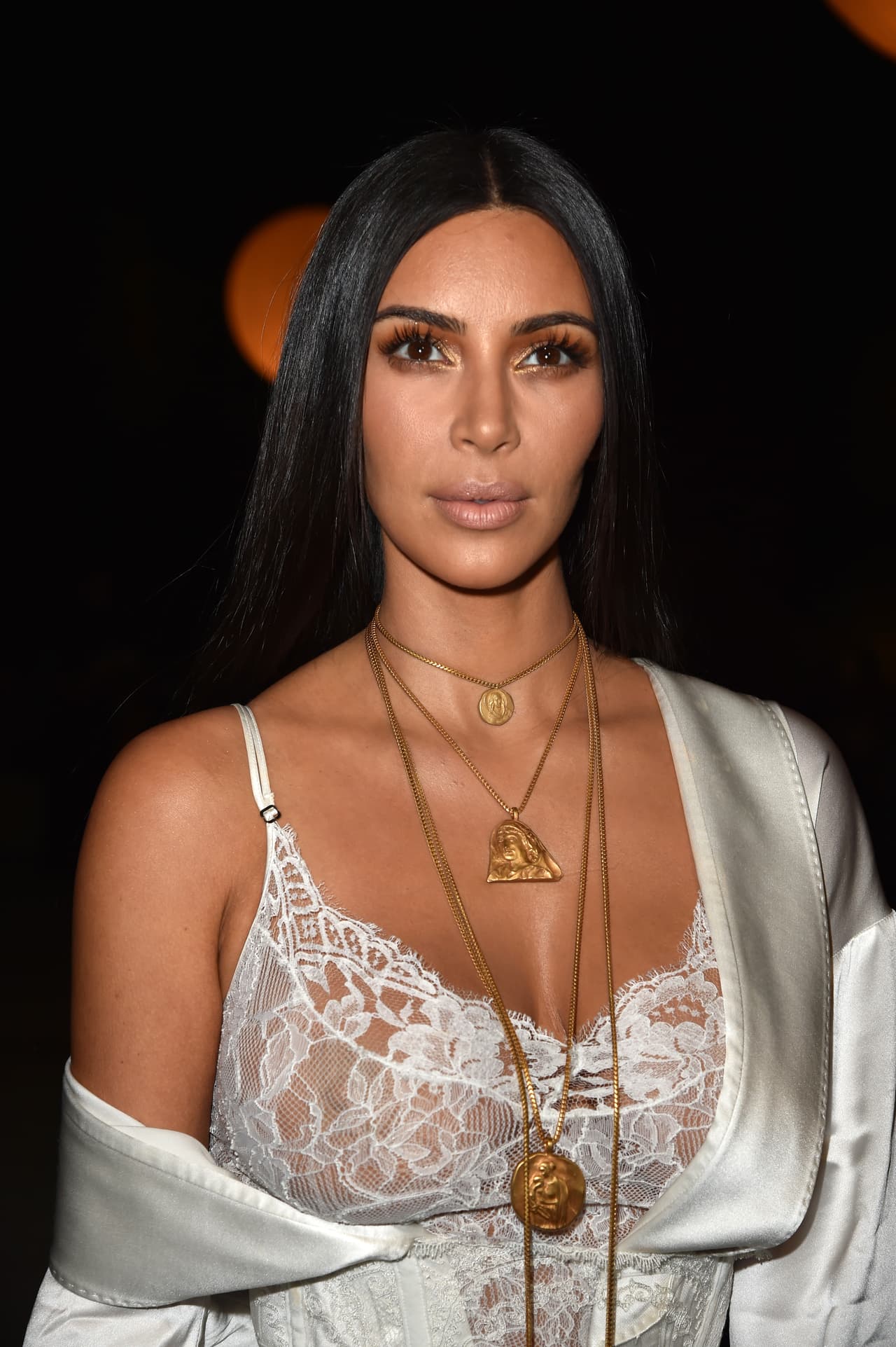 En octubre de 2016, Kim Kardashian fue atada y encerrada en el baño de la residencia que ocupaba en París, hasta donde viajó para participar en la semana de la moda.