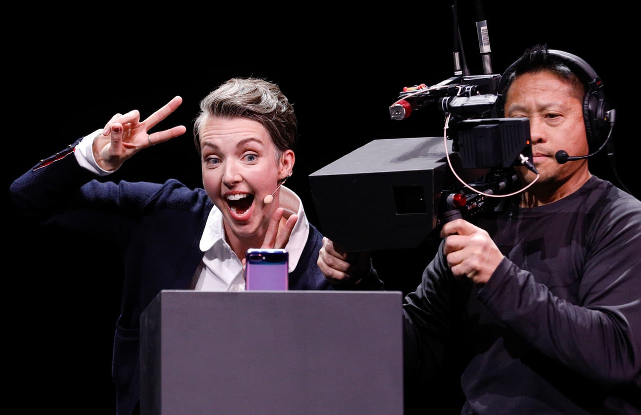 El Galaxy Z Flip puede mantenerse abierto en distintos ángulos para ser usado para ver videos o tomar fotografías. Según la tecnológica el modelo trae una batería que dura el día entero.
<br>