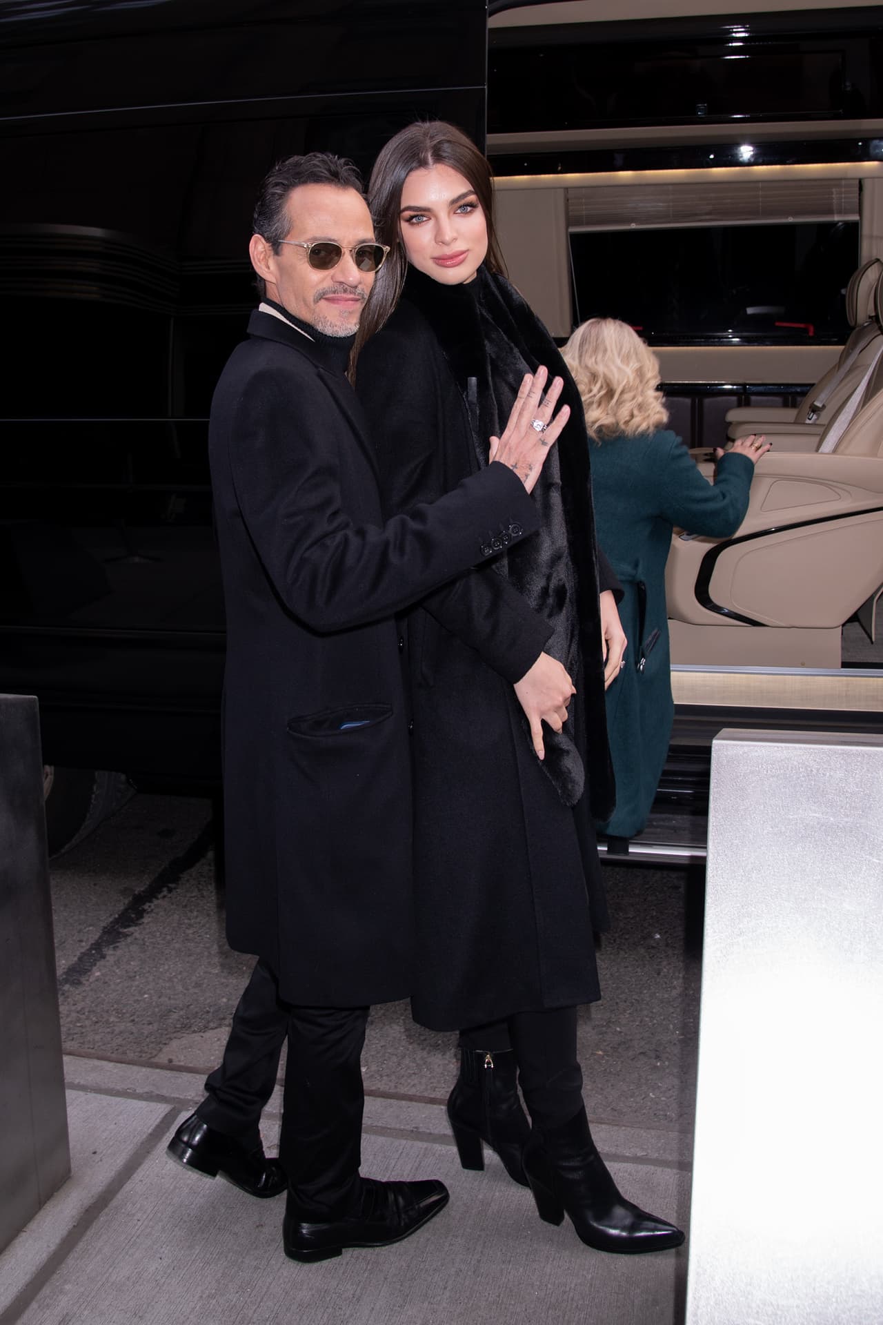 Mientras eso sucede, continúan demostrando el amor que se tienen ante los ojos de todos. 
<br>