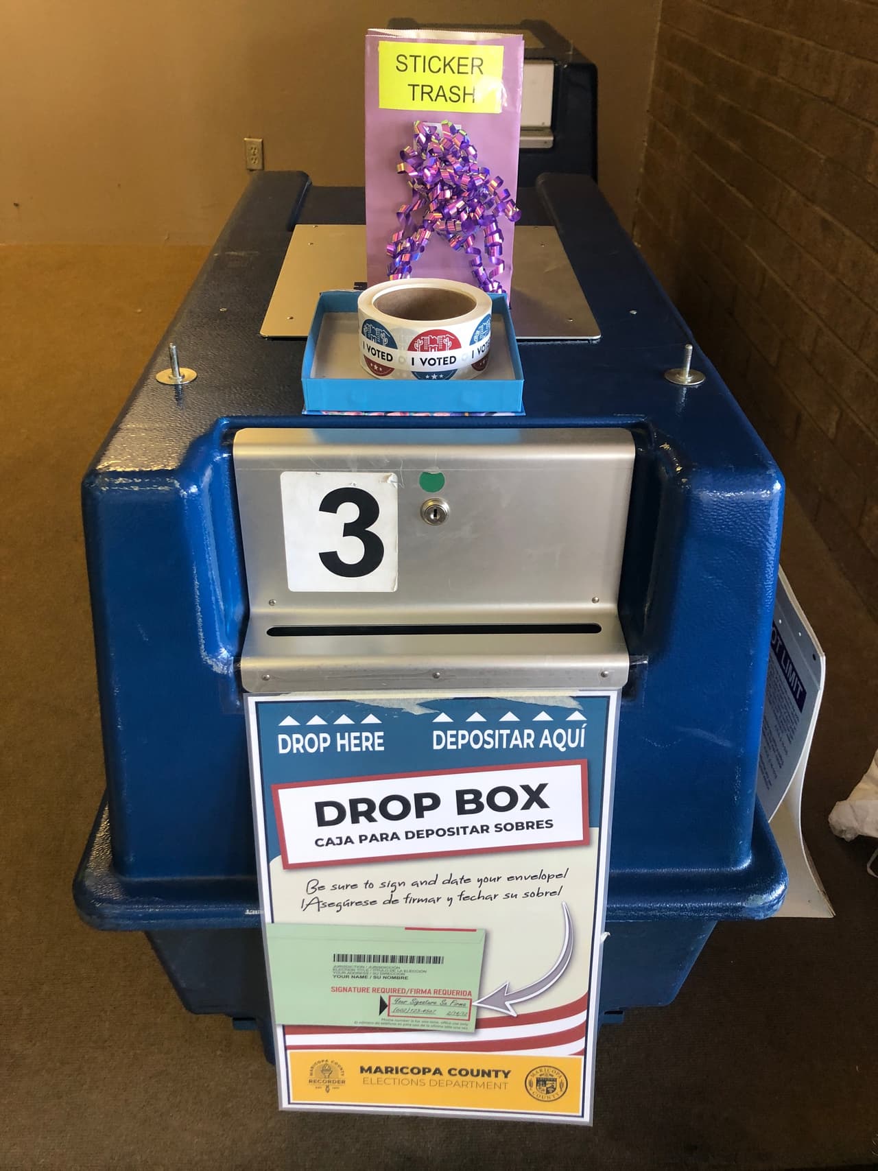 Esta es una de las cajas de seguridad donde se meten las boletas electorales de los votantes. Las votaciones tempranas inician este miércoles 7 de octubre en Arizona.