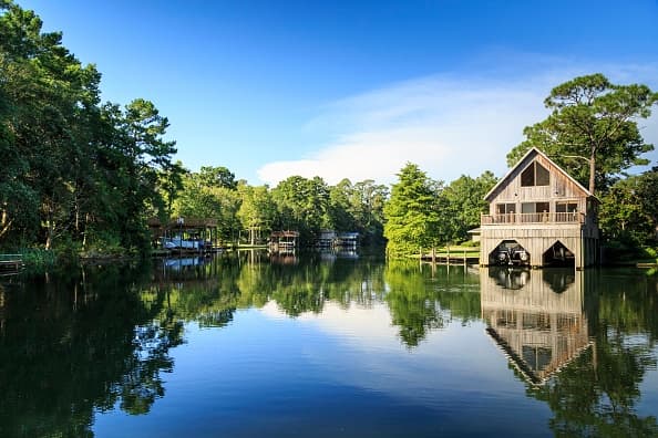 <b>5. Magnolia Springs, Alabama.-</b> La ciudad está rodeada de majestuosos árboles de magnolia y está rodeada de manantiales naturales. Tiene una pequeña población de 804 habitantes y es la única ciudad de EEUU que tiene servicio de correo completo durante todo el año en barco.
<br>