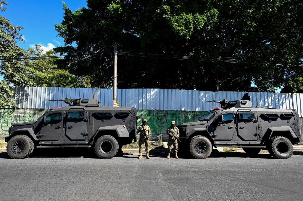 Soyapango, la tercera ciudad más poblada del país, con más de un millón de habitantes, se convirtió en el primer municipio en ser intervenido dentro de la quinta fase del Plan Control Territorial,
<a href="https://www.univision.com/noticias/america-latina/bukele-ejercito-salvador-combate-pandillas-mara-salvatrucha-barrio-18">implementado por Bukele para combatir la violencia de las pandillas</a>. Esta quinta fase se llama 'extracción'.
