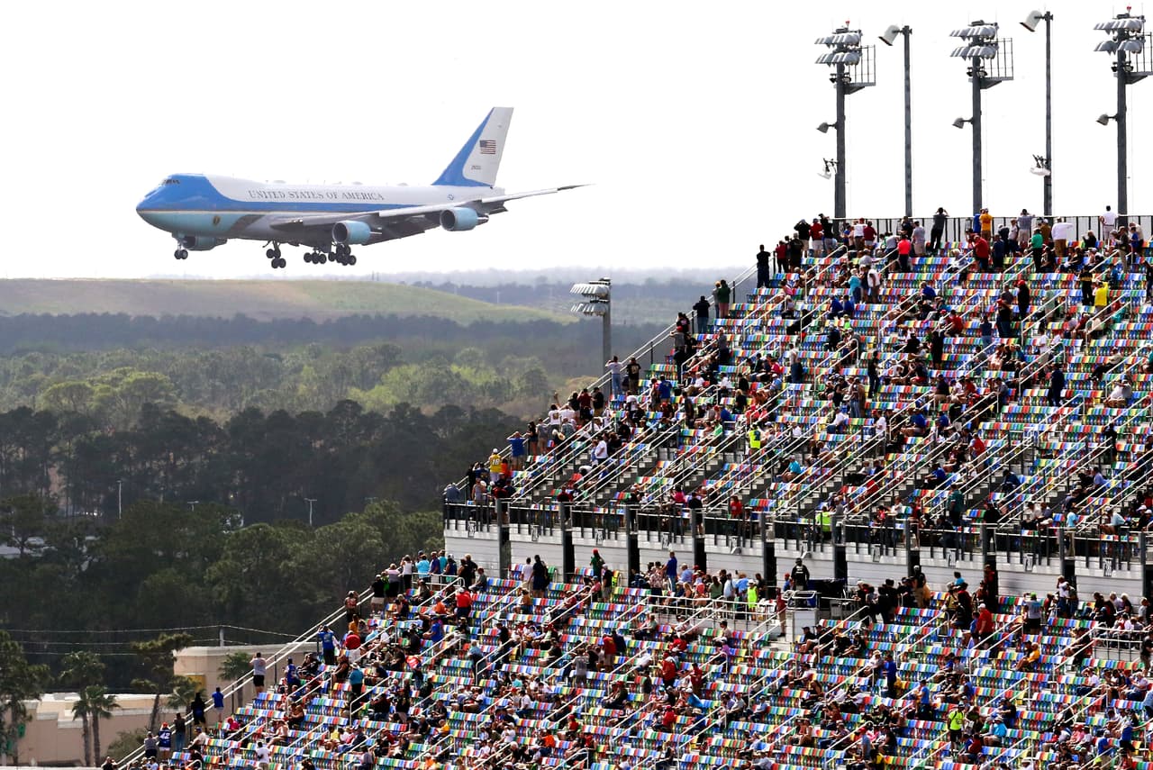 Los fanáticos de la carrera anual Daytona 500 vieron este domingo desde las gradas el sobrevuelo del avión presidencial, el Air Force One, en el que llegó el mandatario Donald Trump acompañado por la primera dama, Melania. Un
<a href="https://twitter.com/VincentJBruins/status/1229104210123395078" target="_blank">usuario de Twitter</a> escribió en su cuenta que aunque no cree en política, le pareció increíble ver el recorrido por el aire que hizo la aeronave a un lado de la pista.