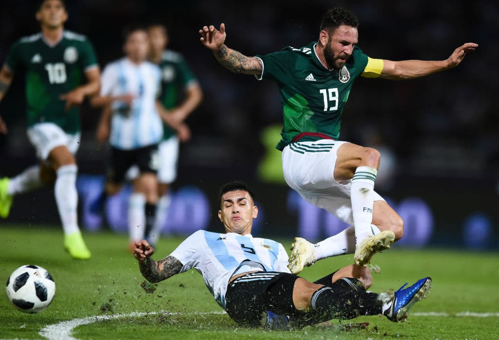 Miguel Layún fue el capitán de México y aunque buscó crear opciones de gol, la defensa argentina logró evitar el peligro como en esta situación ante Leandro Paredes.