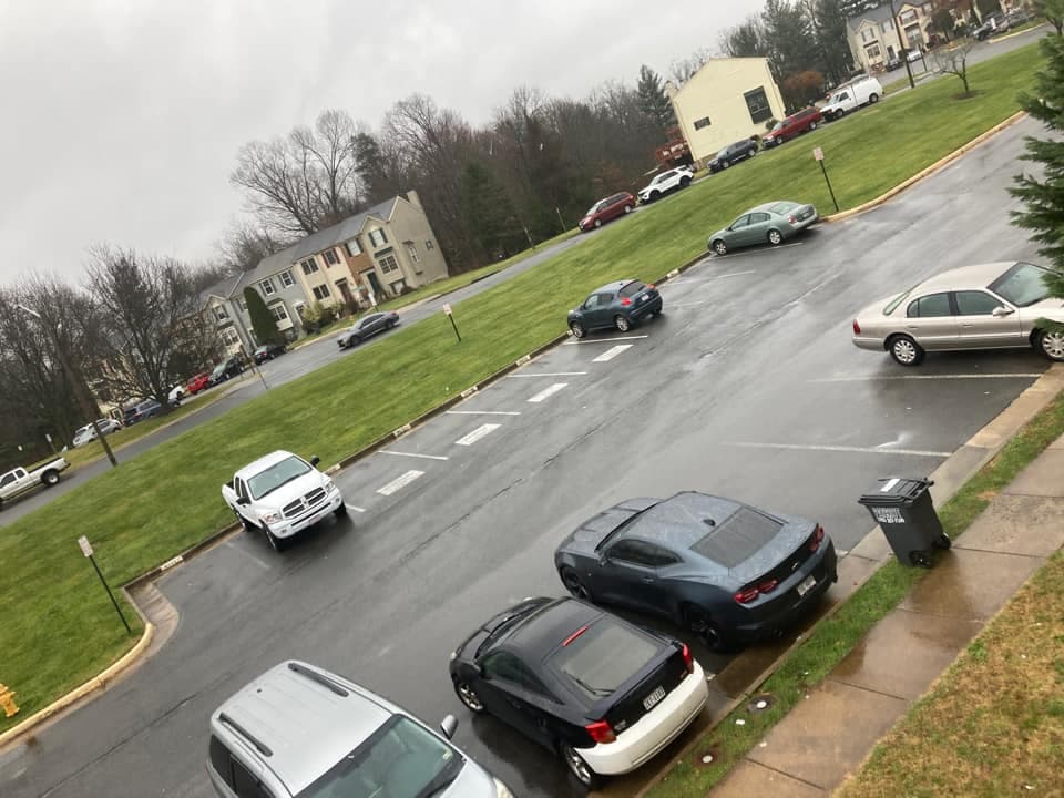 Este complejo de apartamentos en Manassas solo vio mucha nubosidad y un poco de lluvia, al menos durante el día, como nos lo compartió Jose Lopez.