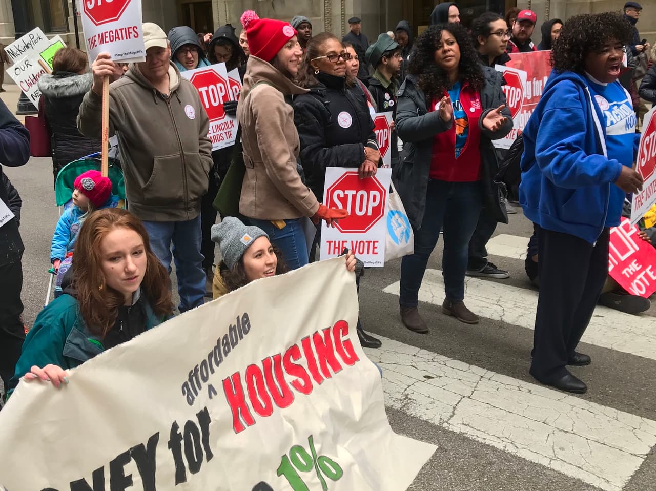 La comunidad estuvo acompañada durante la protesta de diversas organizaciones comunitarias y miembros del Sindicato de Maestros de CPS.