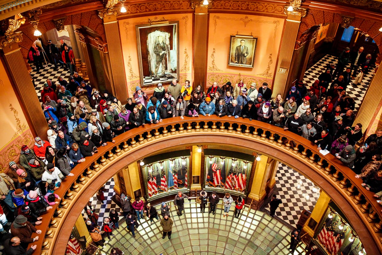 Es la segunda vez en un siglo que un candidato gana el voto popular y pierde en el Colegio Electoral. Hillary Clinton sacó una ventaja de casi 3 millones de votos a Trump, pero por el sistema de distribución de “votos electorales” terminó perdiendo la elección. Lo mismo le pasó al entonces vicepresidente Al Gore en 2000, cuando perdió Florida frente al republicano George W. Bush.