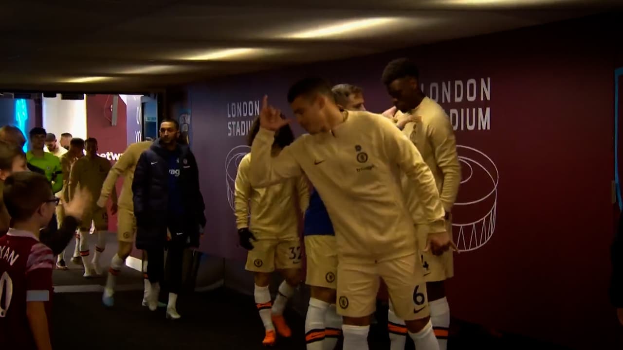 Thiago Silva bromea con niño antes del West Ham vs. Chelsea