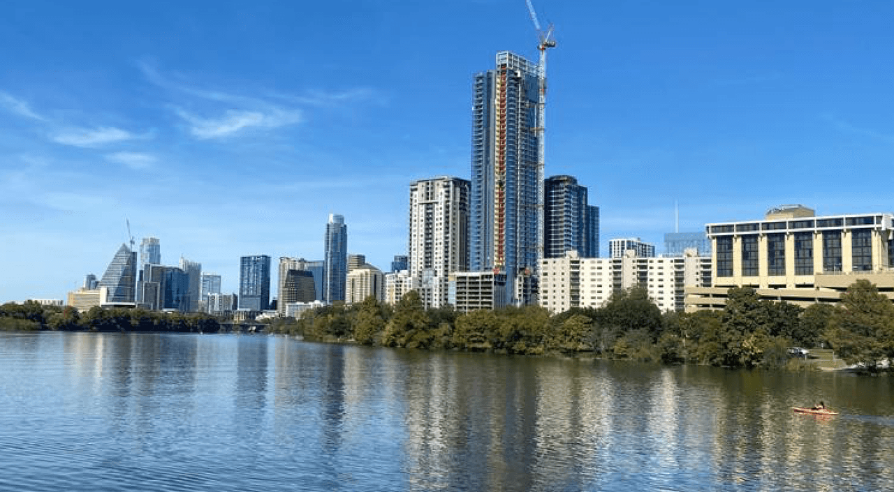 <b>Recomendaciones al visitar lagos y ríos de Austin</b>
<ul>
 <li style="box-sizing: border-box; margin-bottom: 10px;">Cuando disfrutes del aire libre, busca agua fresca y fluida</li>
 <li style="box-sizing: border-box; margin-bottom: 10px;">Evita el contacto con algas, debes bañarte después de nadar en cuerpos de agua naturales</li>
 <li style="box-sizing: border-box; margin-bottom: 10px;">No permitas que los perros se laman el pelaje antes de bañarlos</li>
 <li style="box-sizing: border-box; margin-bottom: 10px;">No entrse en agua tibia, estancada o q turbia</li>
 <li style="box-sizing: border-box; margin-bottom: 10px;">También mantente fuera del agua si ha llovido en los últimos tres días o si hay muchos perros presentes.</li>
</ul>