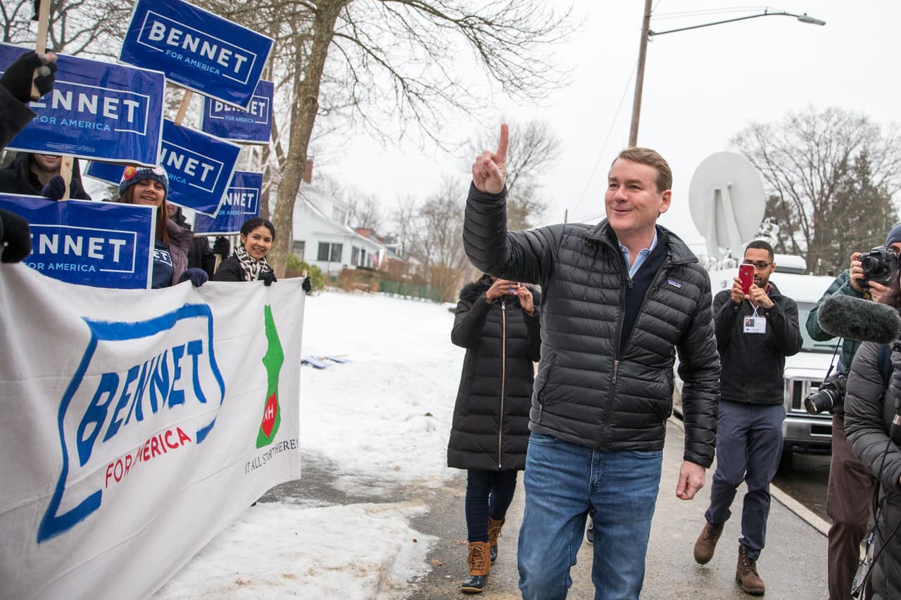 El candidaro Michael Bennet saluda a sus partidarios en Manchester. Se espera que las primarias en New Hampshire force el retiro de algunos de los candidatos que todavía aspiran lograr la nominación.