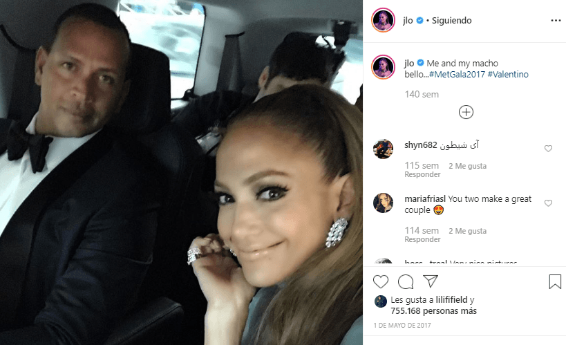 Una de las primeras referencias se remonta a una fotografía que compartió JLo el 1 de mayo de 2017, en el marco de la Met Gala de ese año. “Yo y mi macho bello”, comentó en la red social.