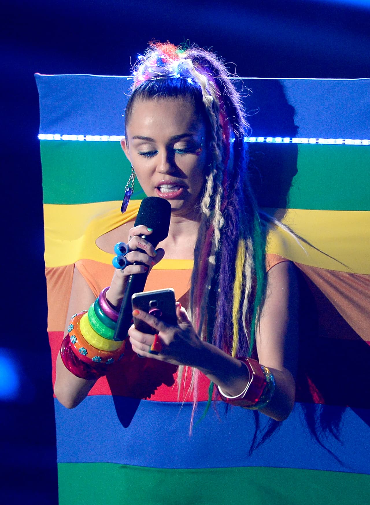 Y aprovechó la oportunidad para apoyar a la comunidad gay disfrazada de bandera.