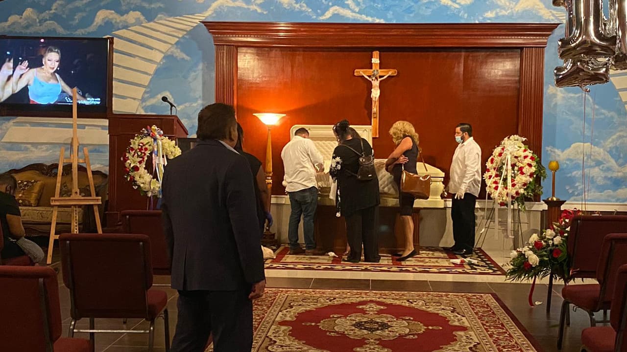 “Todos estamos consternados por su muerte, para todos nosotros fue como una madre”, indicó Melissa Clinton, una de las asistentes al funeral.