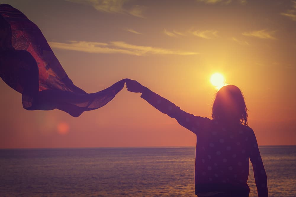 <b>Leo</b>
<br>Leo es el signo solar por excelencia. Recibe de su astro regente toda la creatividad, voluntad, autoestima, generosidad, calidez y vigor que son propios de su esencia.