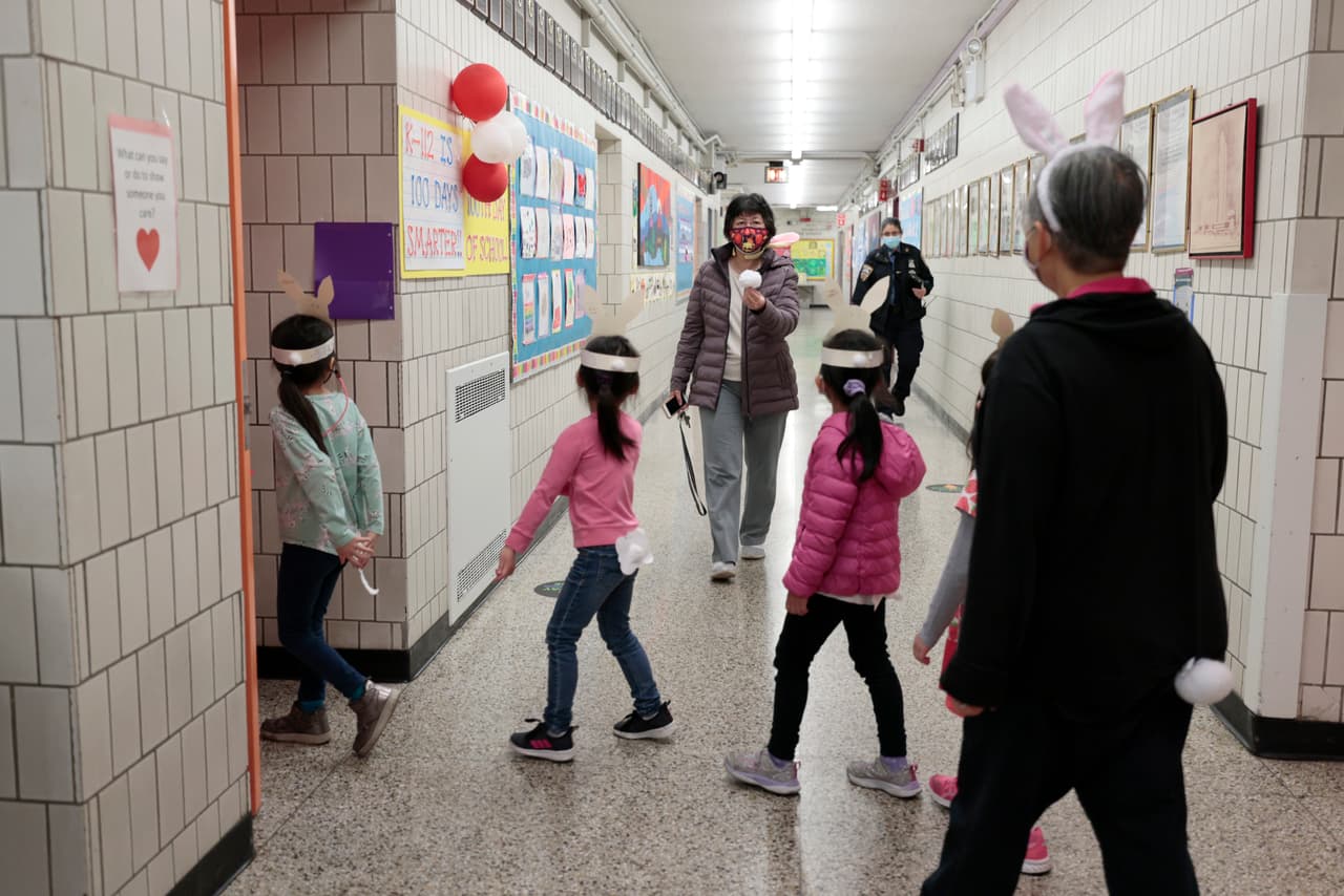 El pago del monto restante que se recibirán es de $300 por mes por niño menor de 6 años y $250 por mes por niño de 6 a 17 años.