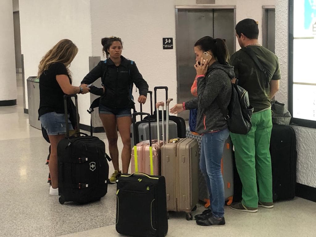 “Me instalaré aquí en el aeropuerto, ya no tengo hospedaje y tengo que quedarme a esperar que lo solucionen”, dijo Carmen Victoria Suárez quien no tiene ahora donde ir.