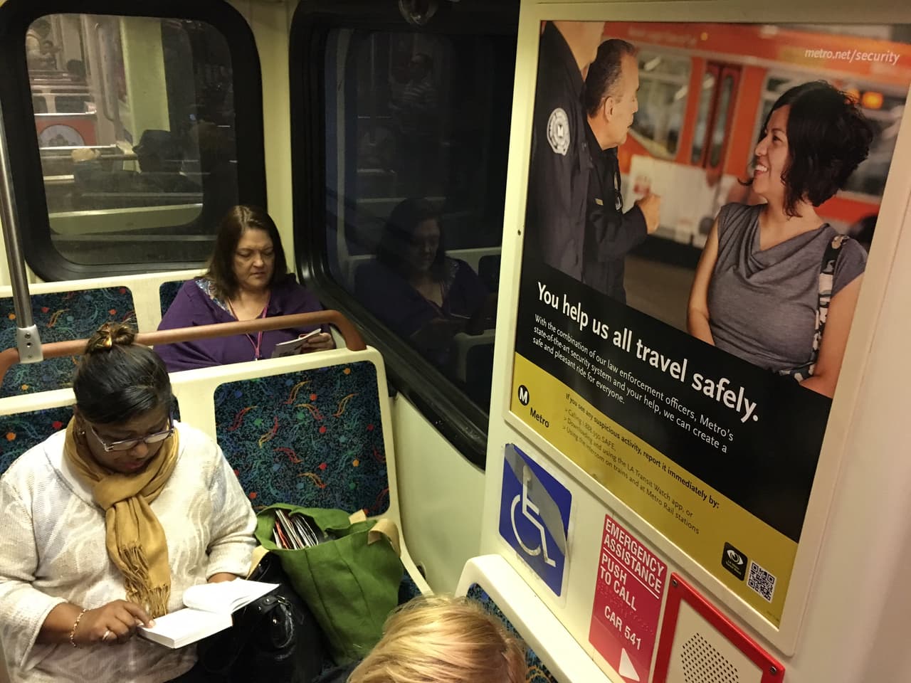 Muchos pasajeros viajaron impasibles ante el despliegue policial y la amenaza de un ataque.