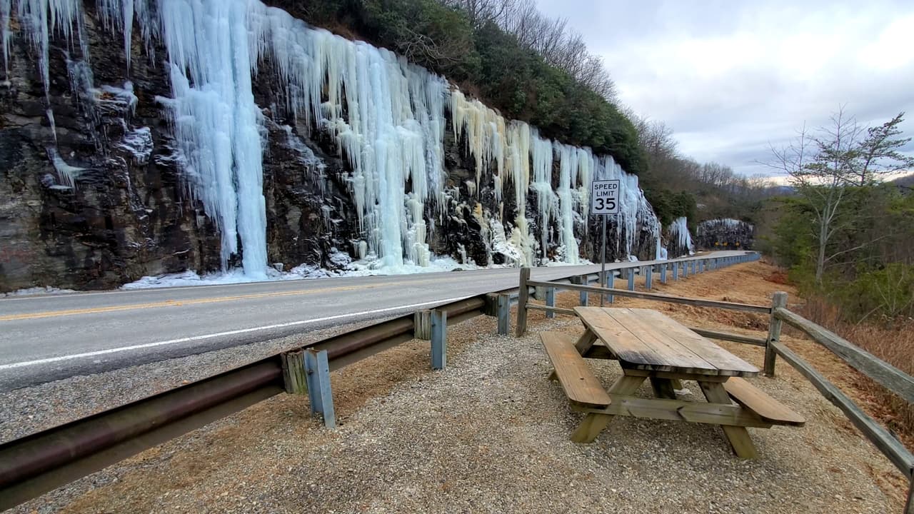 Y tan solo a unas cinco millas desde las cascadas encontrarás otra maravilla natural del invierno.