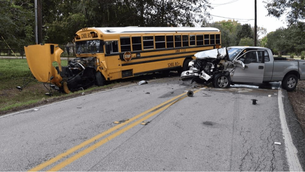 Un autobús escolar choca con un vehículo y deja un herido al suroeste de Houston