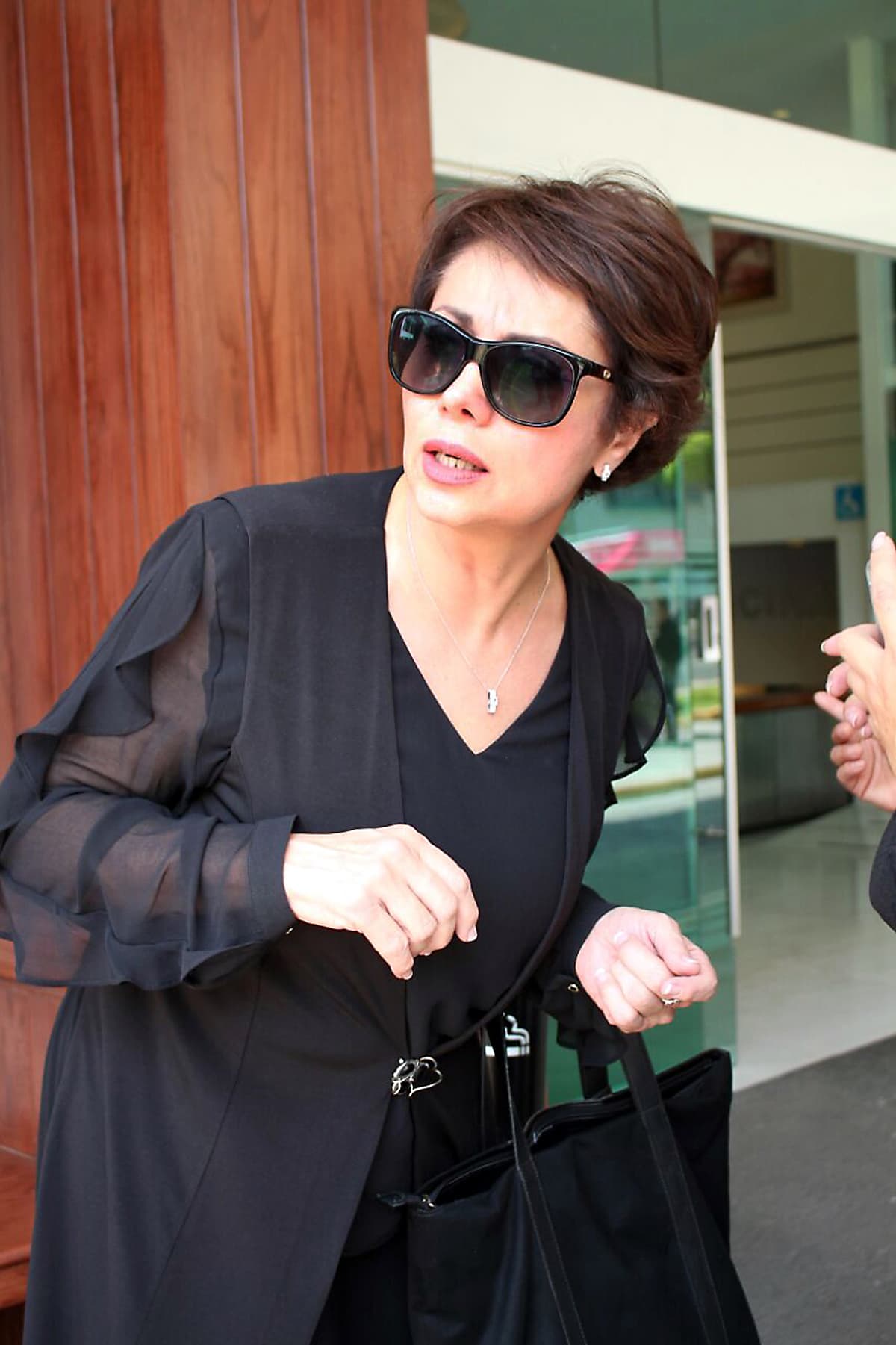 "Yo no sé lo que es tener un papá. No sé lo que significa tener una relación paterna. No sé". Visiblemente dolida expresó: "Que un hombre abandone a sus hijos es algo de una crueldad y mezquindad que, no puedo entender".