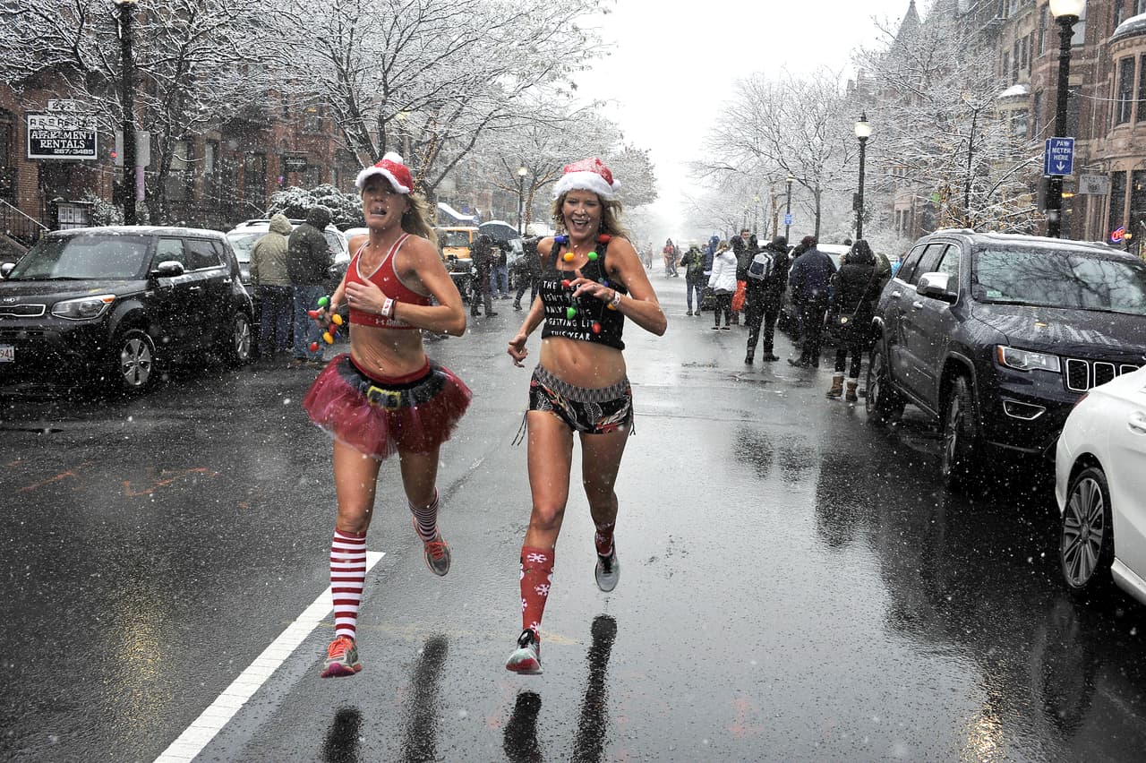 <b>Boston, Massachusetts</b>. Más de 100 corredores participaron este sábado en el 
<i>Santa Speedo Run, </i>una carrera que se jugó con temperaturas de 30 grados Farenheit bajo la primera nevada de la temporada en Boylston Street.