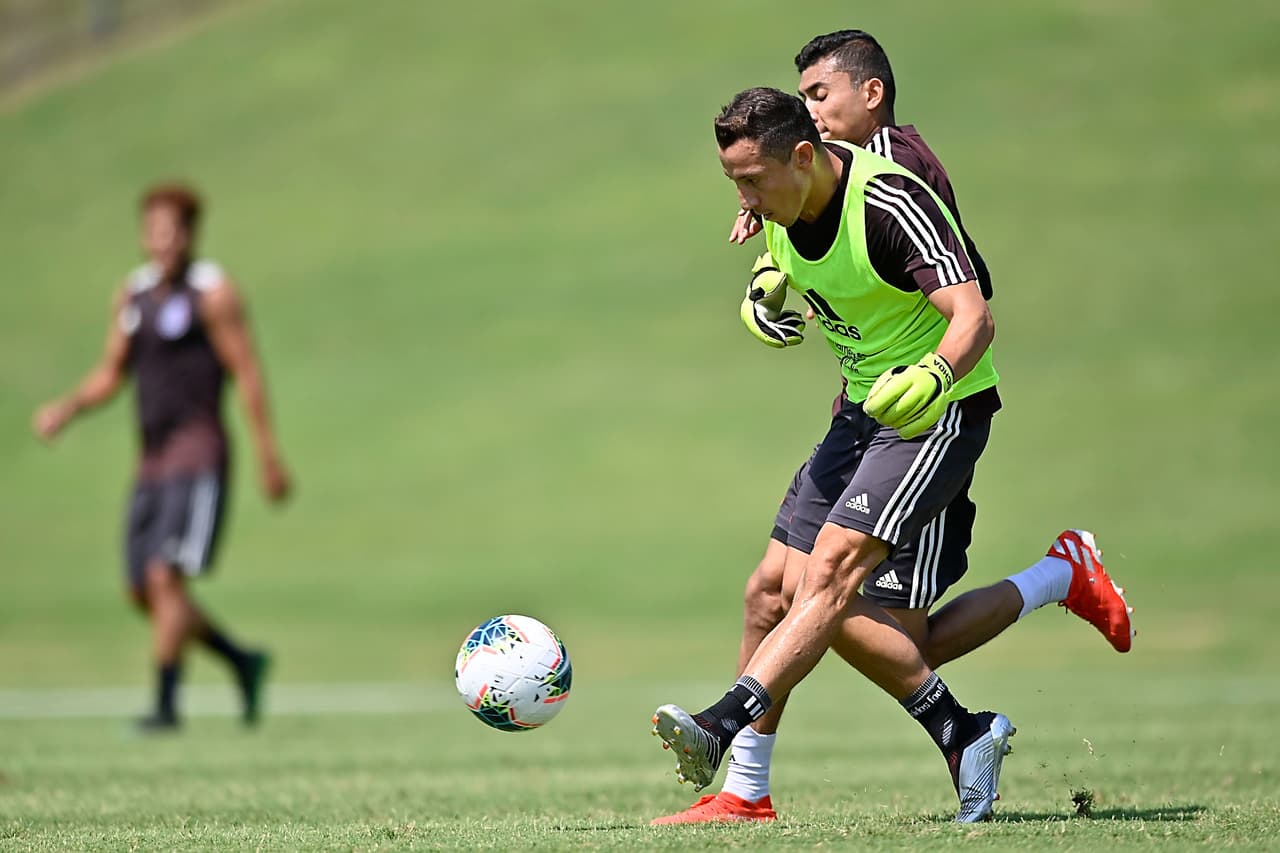 En uno de los campos de la Universidad de Carolina del Norte la selección mexicana de fútbol entrenó por última vez con miras a lo que será el duelo ante Martinica en el cierre del Grupo A. Héctor Moreno y Rodolfo Pizarro se reitegraron al grupo que dirige el 'Tata' Martino. Fernando Navarro, Jonathan Orozco, Luis Montes y Pizarro serían titulares en el Bank of America Stadium de Charlotte.
