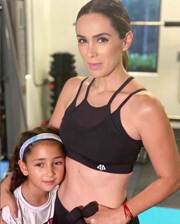 Tras triunfar en el mundo de las telenovelas y en el de la conducción, en 2011 se casó con Martín Fuentes, con quien tiene 5 hijas: Jacqueline, Carolina, Renata, Paula y Emilia. Jacky Bracamontes tiene 40 años.