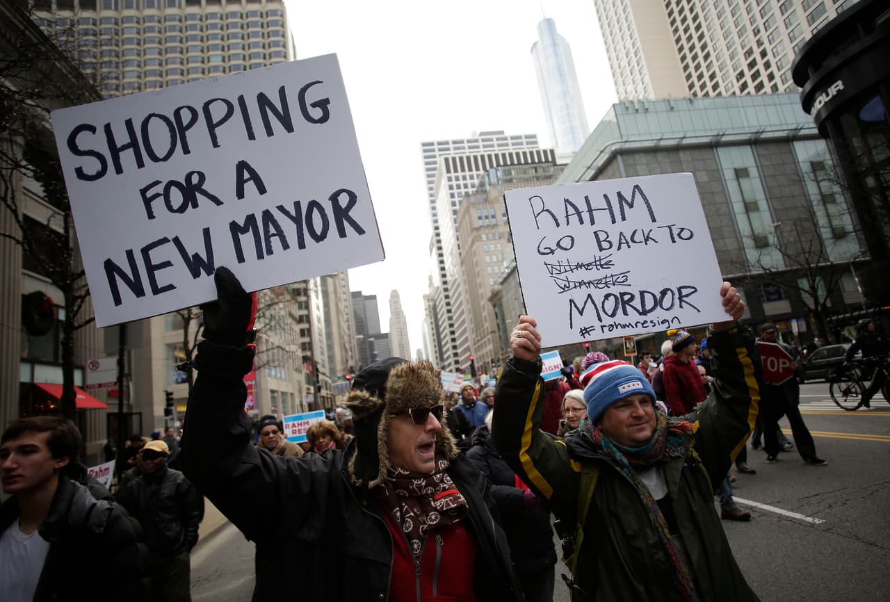 Unas cuatrocientas personas marcharon por la calle más importante de la ciudad, la Avenida Michigan, para presionar a que Emanuel deje su puesto.