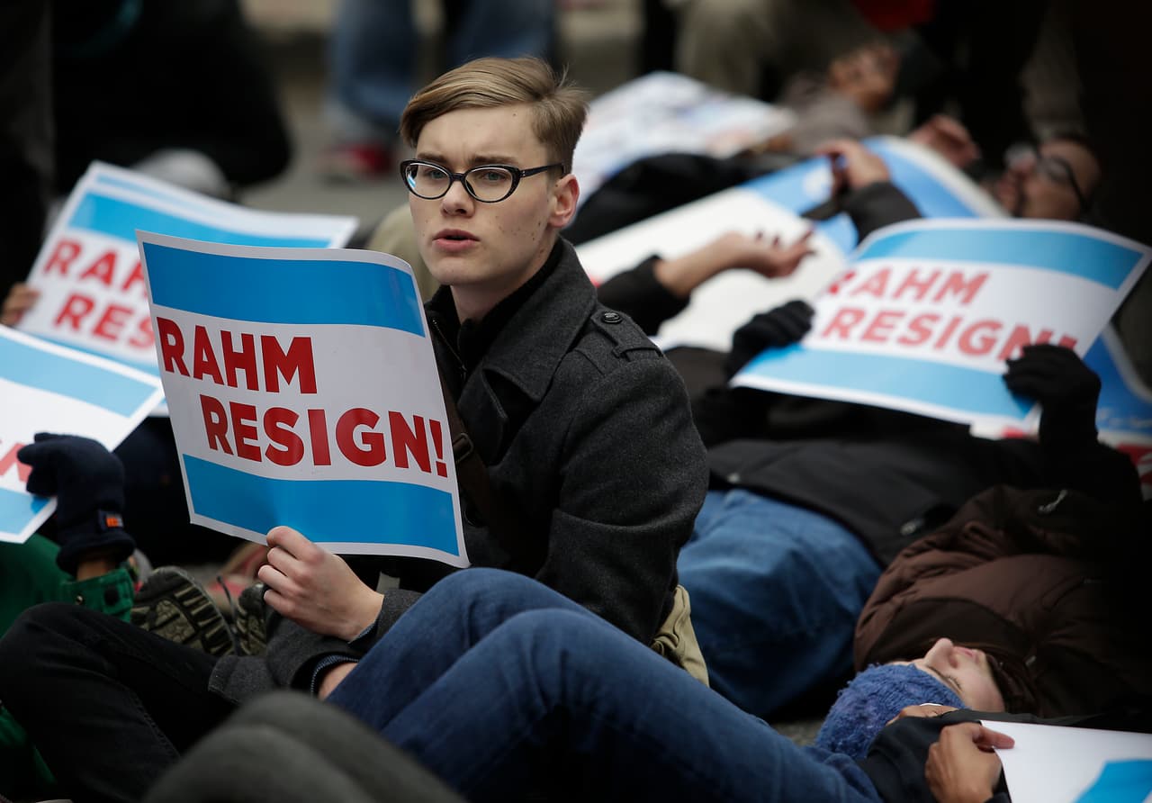 Unas cuatrocientas personas marcharon por la calle más importante de la ciudad, la Avenida Michigan, para presionar a que Emanuel deje su puesto.