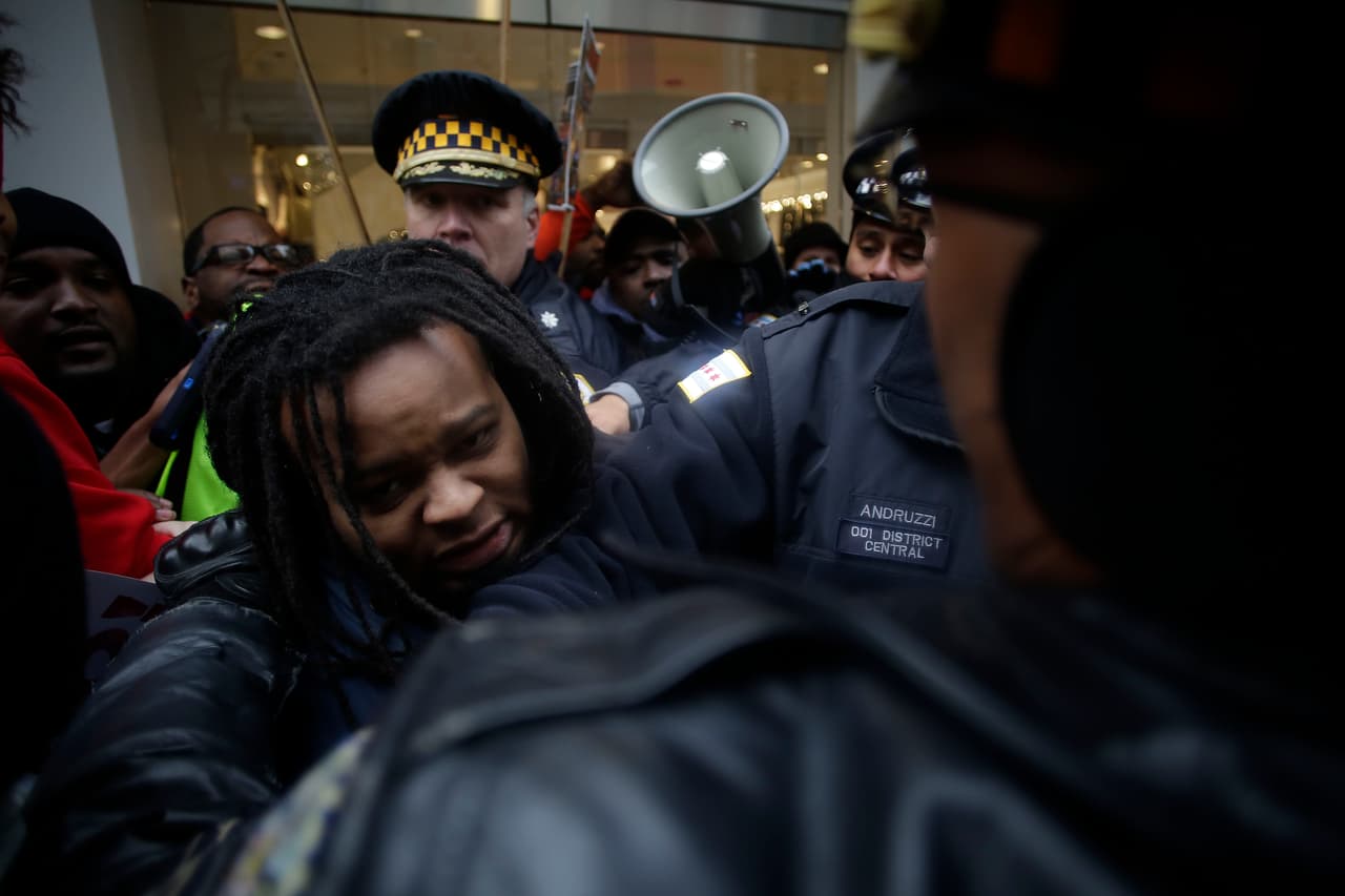 Unas cuatrocientas personas marcharon por la calle más importante de la ciudad, la Avenida Michigan, para presionar a que Emanuel deje su puesto.